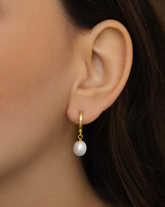 Orecchino Donna Amabile Hoop Perla Dorato a Cerchio con Perla Pendente 
