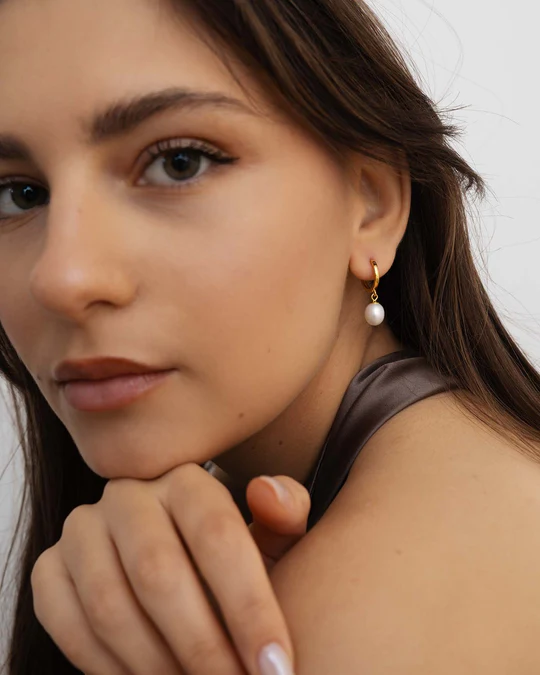 Orecchino Donna Amabile Hoop Perla Dorato a Cerchio con Perla Pendente 