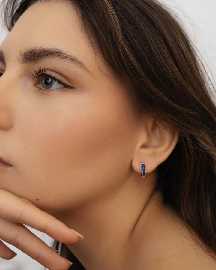 Orecchino Donna Amabile Hoop Zirconia a Cerchio con Pietre di Zirconia Blu Incastonate