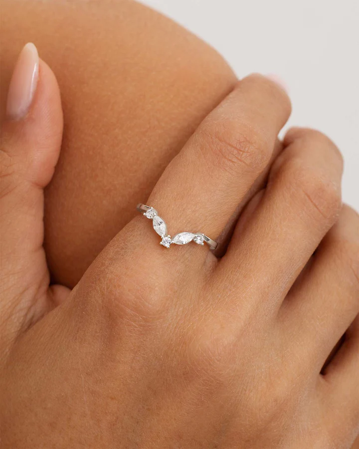 Anello Donna Amabile Chevron Glimmer con Pietre Bianche Misura L