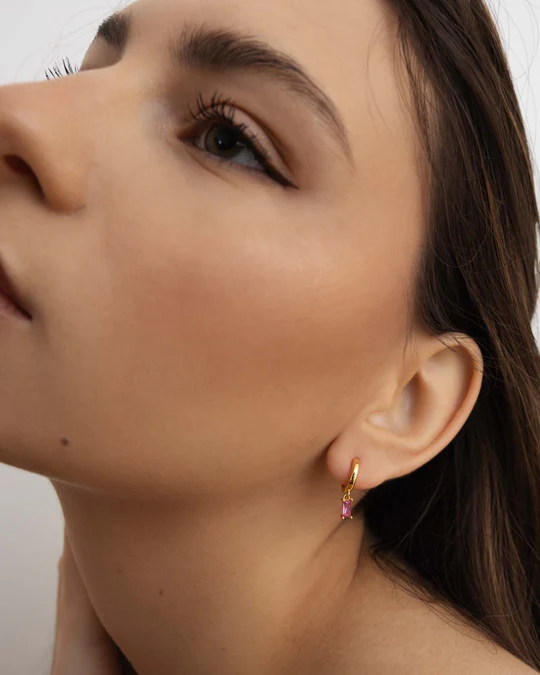 Orecchino Donna Amabile Hoop Baguette a Cerchio Dorato con Ciondolo Baguette Fucsia