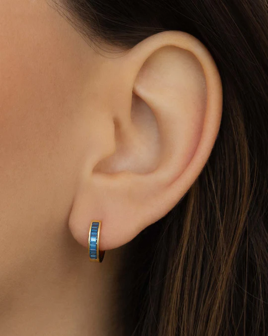 Orecchino Donna Amabile Hoop Zirconia a Cerchio Dorato Pietre di Zirconia Azzurro Incastonate 