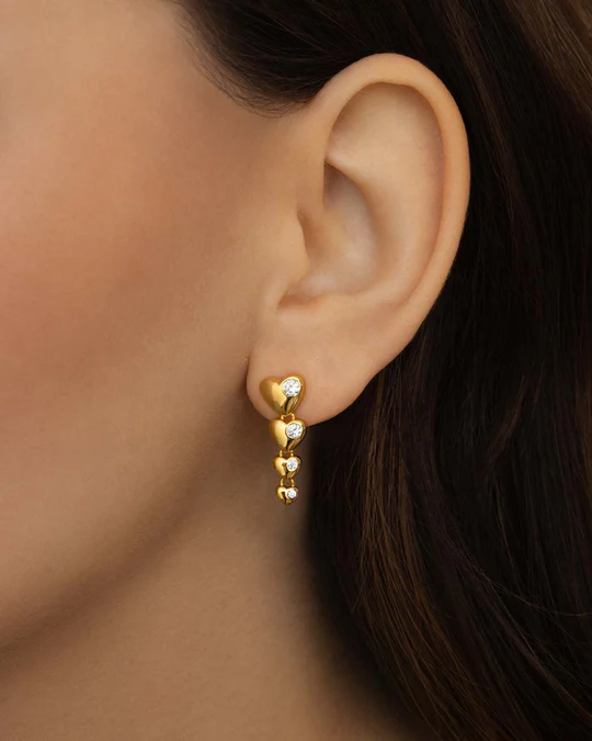 Orecchino Donna Amabile Dorato con Tre Cuori Pendenti 