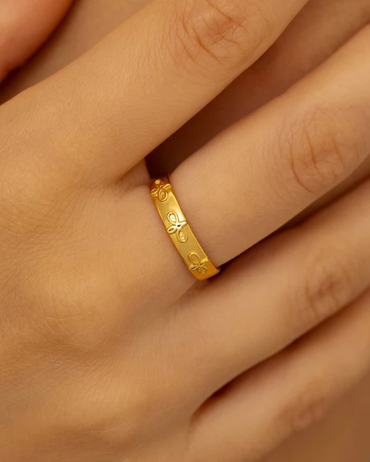 Anello Donna Amabile Fedina Dorata con Tre Loghi 
