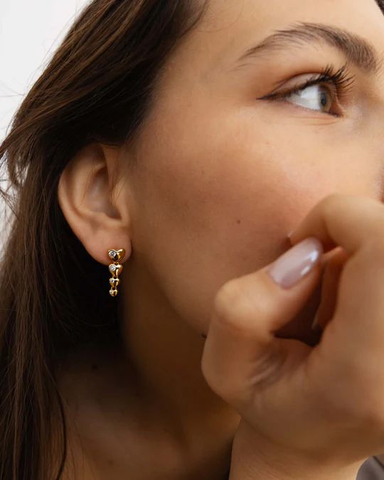 Orecchino Donna Amabile Dorato con Tre Cuori Pendenti 
