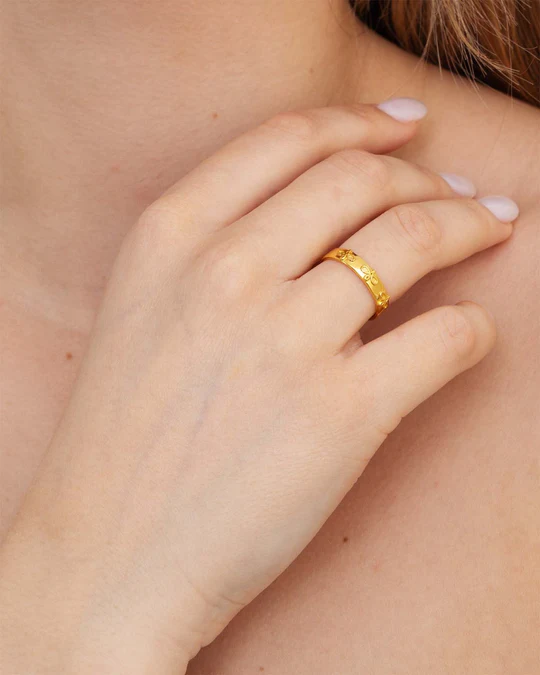 Anello Donna Amabile Fedina Dorata con Tre Loghi 