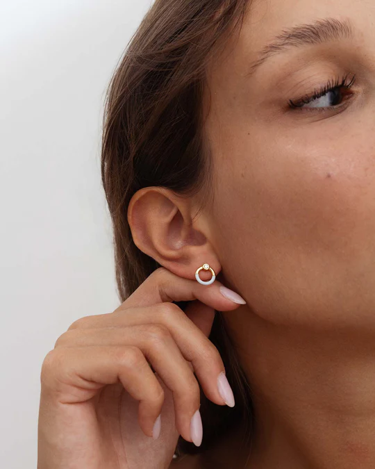 Orecchino Donna Amabile Glossy Dorato a Lobo Bicolore con Cerchio Vuoto 